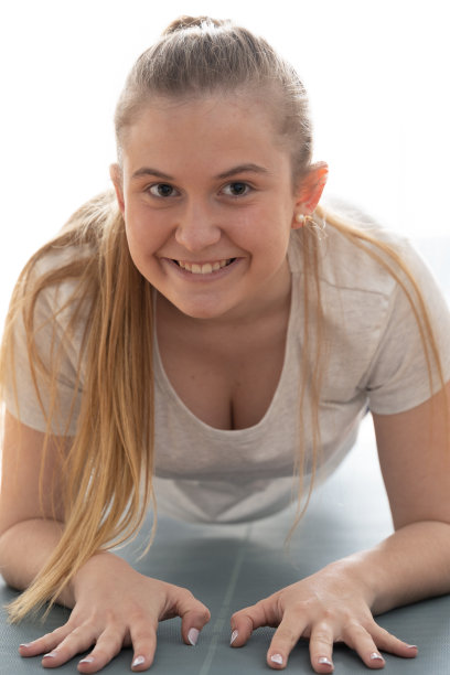 前视图的青少年做木板图片下载