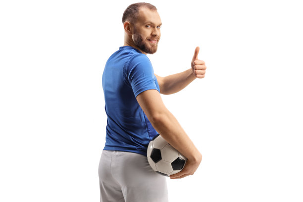 身穿蓝色球衣和白色短裤的足球运动员手持球，竖起大拇指图片下载