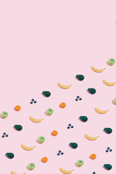 现代简约的夏季图案，水果，香蕉，蓝莓，苹果，鳄梨和橙子在亮粉色的背景上。时尚女性健康饮食审美。图片下载