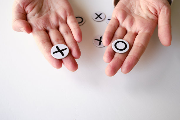 一字棋在浅色背景上的特写镜头。游戏的理念是面向成人和儿童图片下载