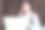 一个年轻的商人在咖啡馆里用笔记本电脑工作，抽烟图片下载
