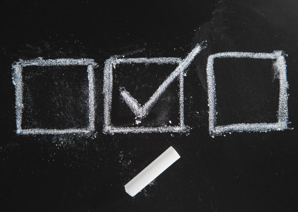 用粉笔在黑板上绘制的复选框。图片下载