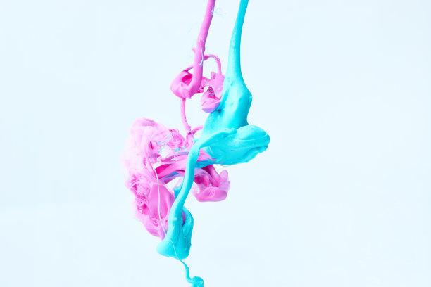 抽象的蓝色和粉红色颜料飞溅。水中混合油墨图片下载