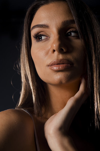 年轻有魅力的女人图片下载