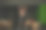 一个英俊的男子赤裸上身，在黑暗的背景下用壶铃运动的全身照片图片下载