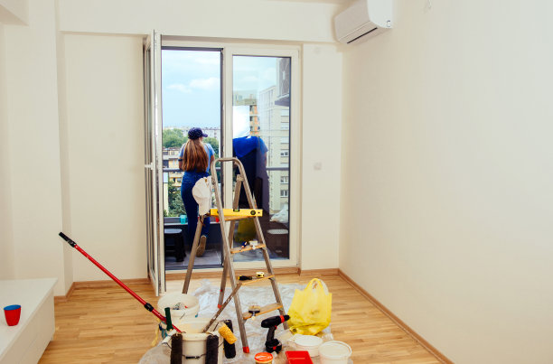 年轻的工人夫妇站在阳台上图片下载