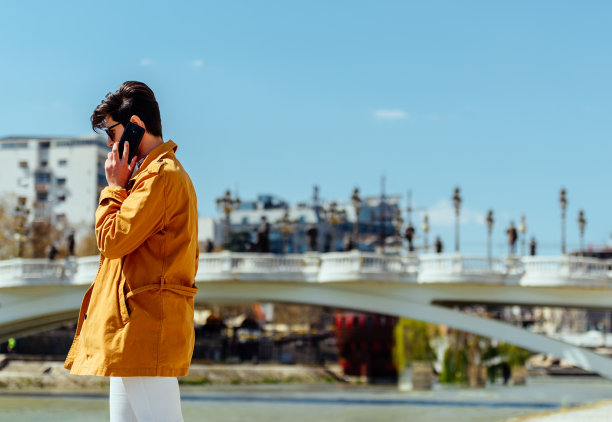 可爱的商人边走边讲电话图片下载