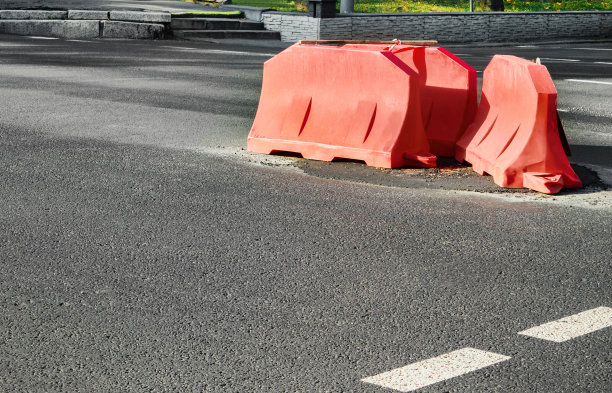 道路施工路障照片。图片下载