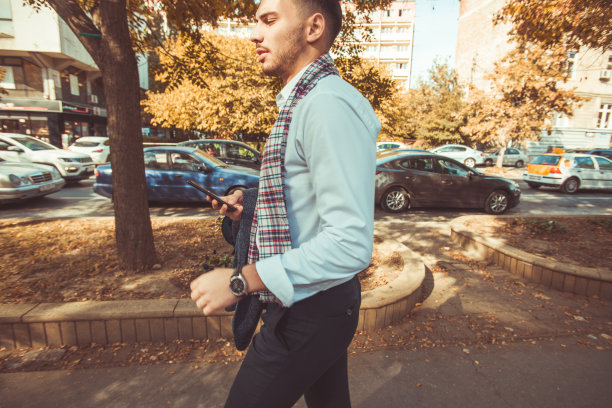 自信的商人走在城市的中心图片下载