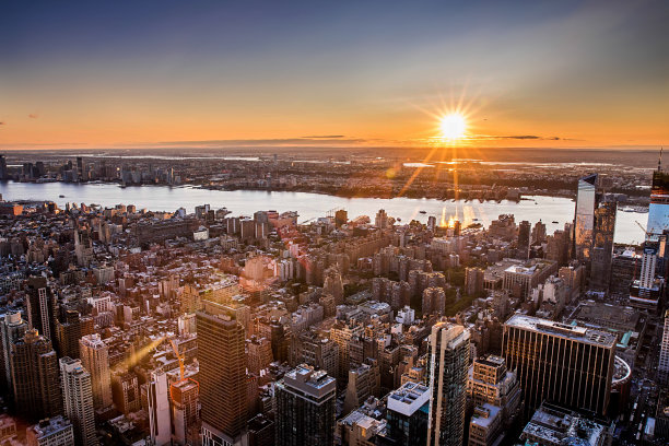 美国纽约，日落时分俯瞰纽约市的天际线图片下载