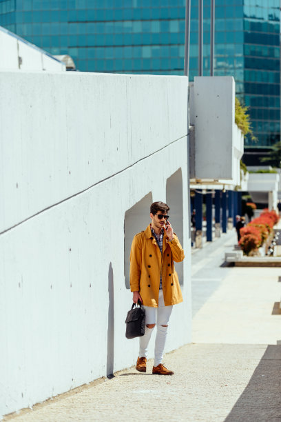 穿着黄色外套的时髦男人在城市的地方图片下载