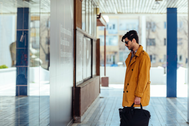 年轻时髦男人在城市的地方图片下载
