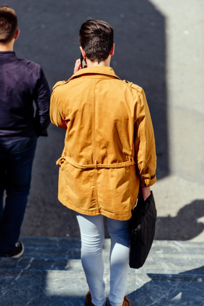 有吸引力的商人在打电话图片下载