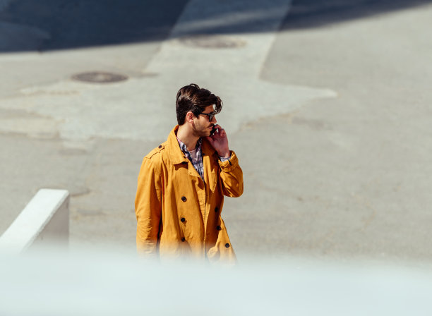 高峰时间在城市广场的商人图片下载