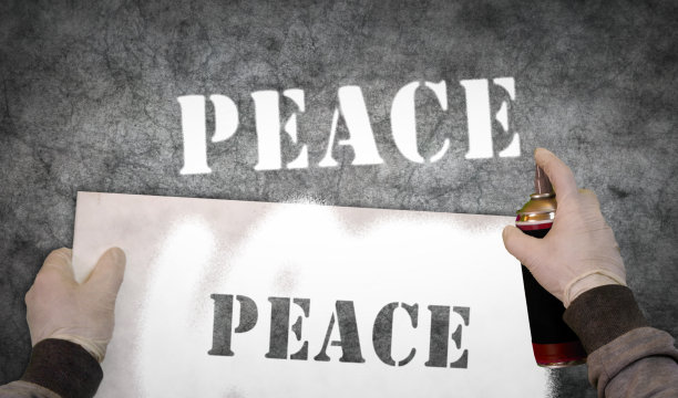 和平在砖墙上喷绘题字图片下载