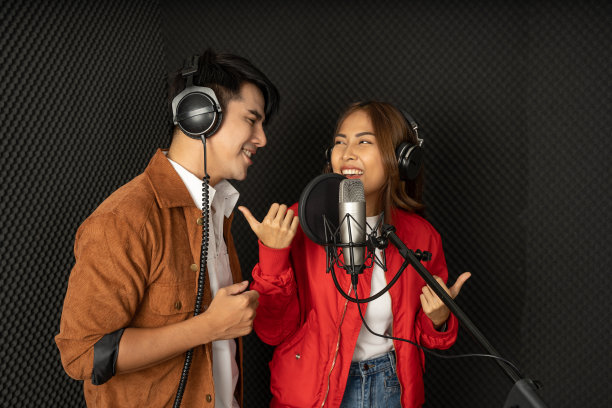 亚洲情侣歌手在录音棚用录音棚麦克风与音乐录音棚的激情图片下载