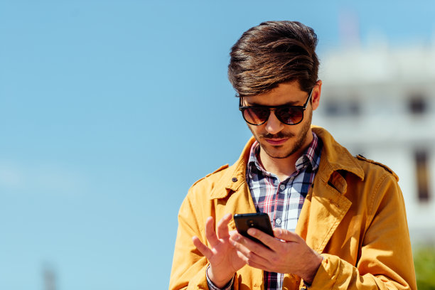 商人站在户外图片下载