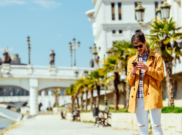 一个商人在城市里看手机图片下载