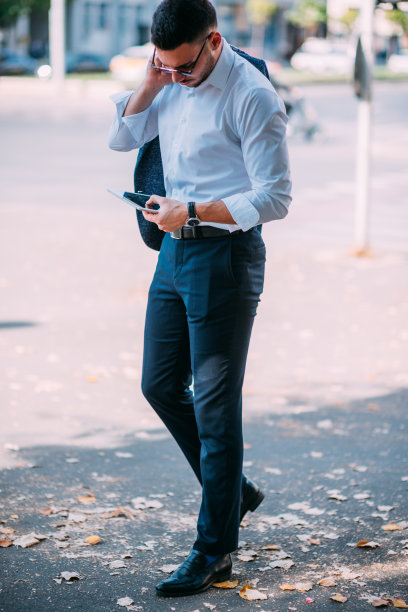 忙碌了一天后，都市商人正赶在回家的路上图片下载