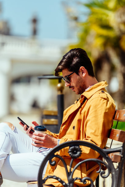 坐在长凳上的可爱商人图片下载