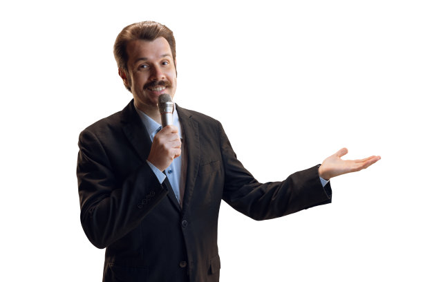 感情用事的年轻人，专业体育评论员，带着麦克风在白人背景下孤立地转播足球比赛的记者。体育,新闻的概念图片下载