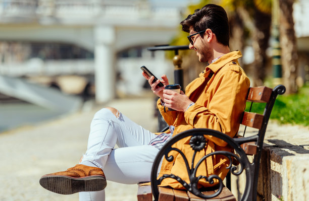 微笑的商人使用智能手机图片下载