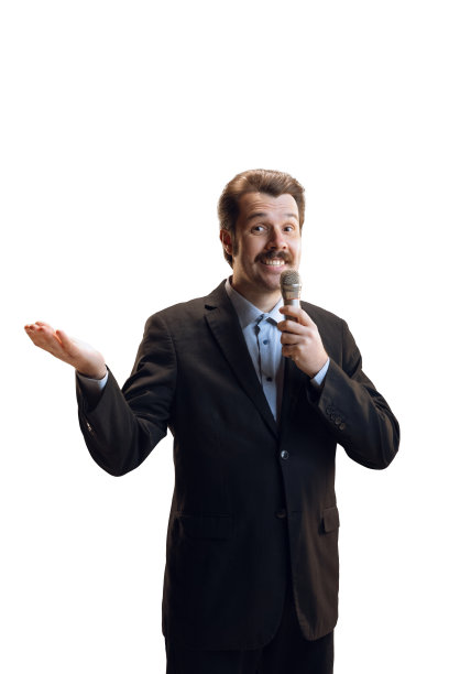 感情用事的年轻人，专业体育评论员，带着麦克风在白人背景下孤立地转播足球比赛的记者。体育,新闻的概念图片下载