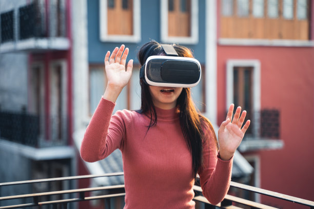 穿着红色衬衫戴着虚拟现实头盔的女人图片下载