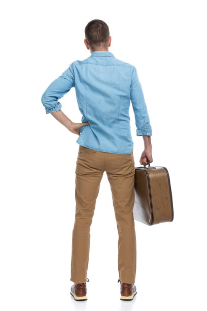 后视镜困惑的年轻人持有行李，而离开在世界各地的旅行图片下载