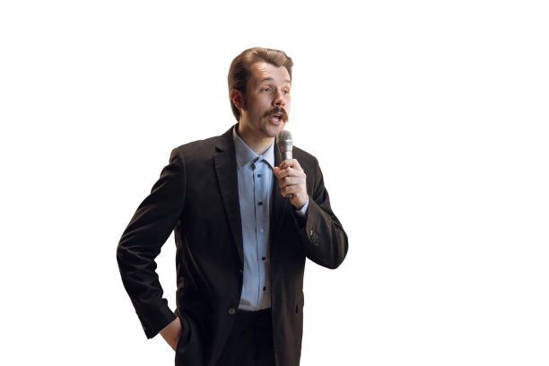 感情用事的年轻人，专业体育评论员，带着麦克风在白人背景下孤立地转播足球比赛的记者。体育,新闻的概念图片下载