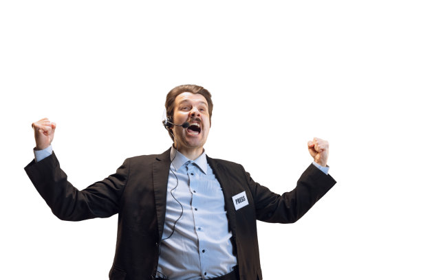 感情用事的年轻人，专业体育评论员，带着麦克风在白人背景下孤立地转播足球比赛的记者。体育,新闻的概念图片下载