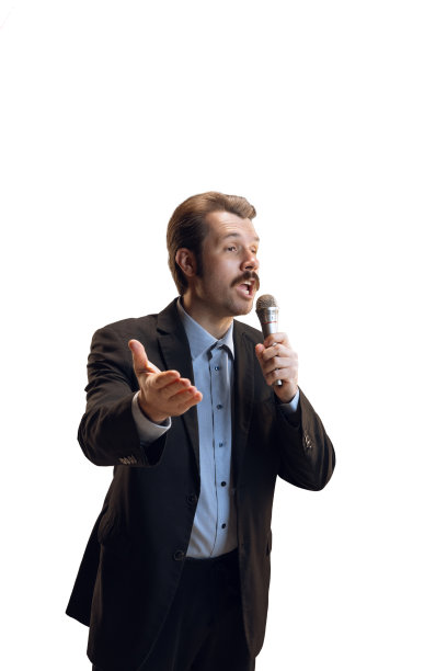 感情用事的年轻人，专业体育评论员，带着麦克风在白人背景下孤立地转播足球比赛的记者。体育,新闻的概念图片下载