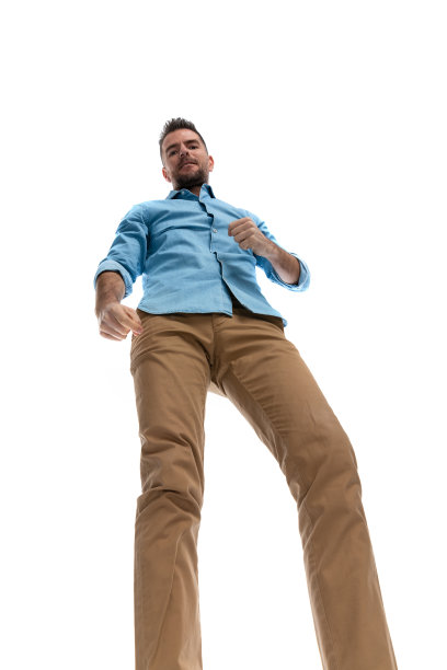 一个四十多岁的大胡子男人从低处俯视图片下载