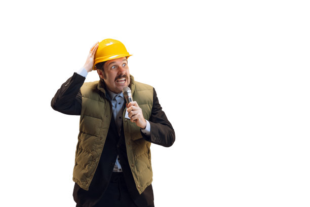 戴着头盔的年轻人的肖像，专业评论员，记者与麦克风广播隔离在白色背景。新闻，情感，工作观念图片下载