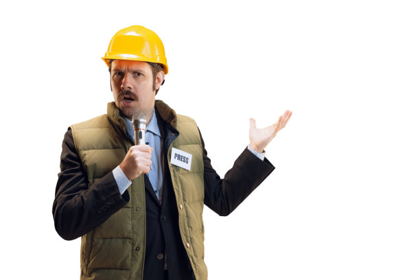 戴着头盔的年轻人的肖像，专业评论员，记者与麦克风广播隔离在白色背景。新闻，情感，工作观念图片下载