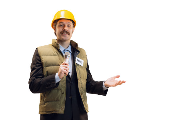 戴着头盔的年轻人的肖像，专业评论员，记者与麦克风广播隔离在白色背景。新闻，情感，工作观念图片下载