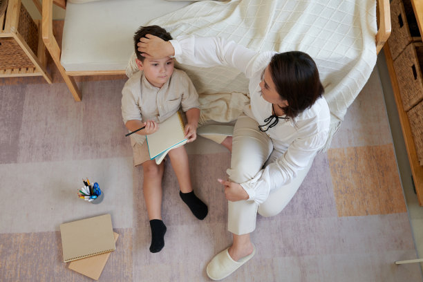 妈妈帮儿子做作业图片下载