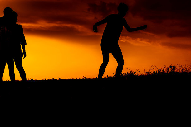 在夏天享受足球比赛的白人图片下载