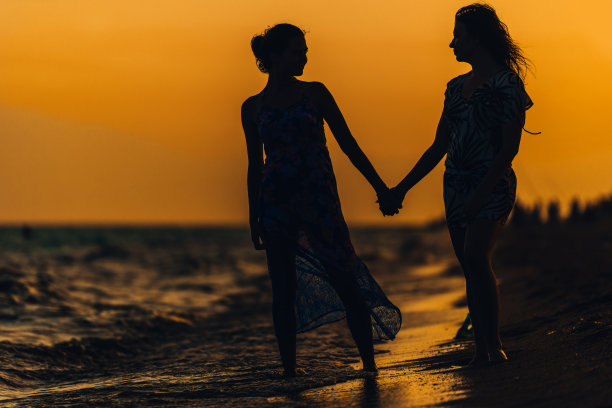 剪影放松女士在日落海滩图片下载