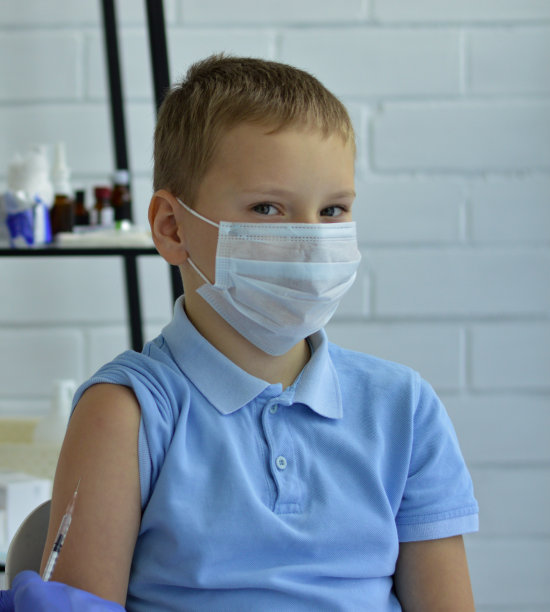 在冠状病毒大流行期间，儿科医生为儿童准备疫苗的特写。注射，免疫，变种欧米克隆。图片下载