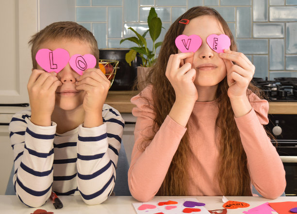 快乐微笑的孩子们庆祝情人节和爱。图片下载