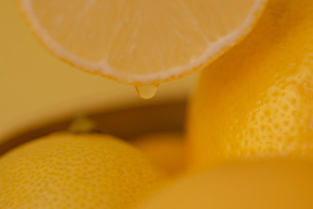 柠檬片。柠檬的微距照片。黄色柠檬色大色块。图片下载