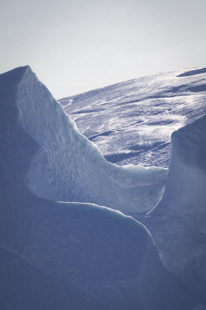 漂浮在海面上的冰山，纹理和颜色图片下载