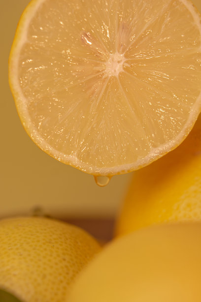 柠檬片。柠檬的微距照片。黄色柠檬色大色块。图片下载