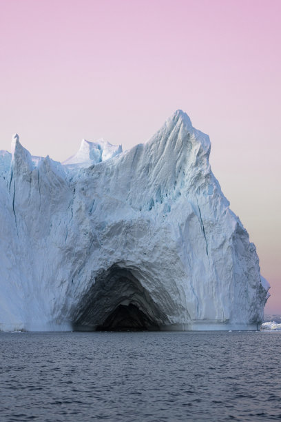 漂浮在海面上的冰山，纹理和颜色图片下载