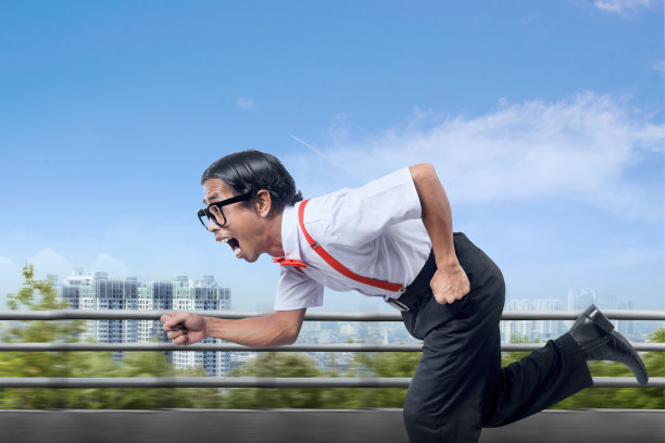 长着丑脸的亚洲书呆子在街上跑图片下载