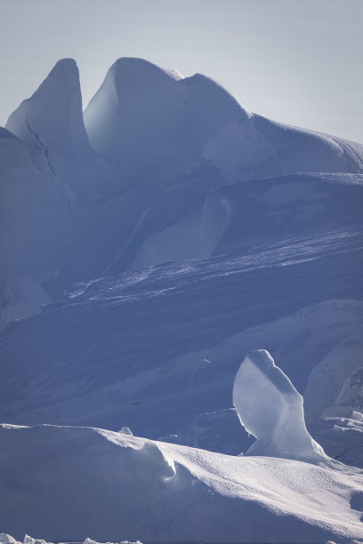 漂浮在海面上的冰山，纹理和颜色图片下载