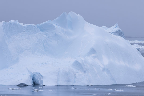 漂浮在海上的巨大冰山，纹理和形式图片下载