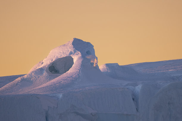 漂浮在海面上的冰山，纹理和颜色图片下载