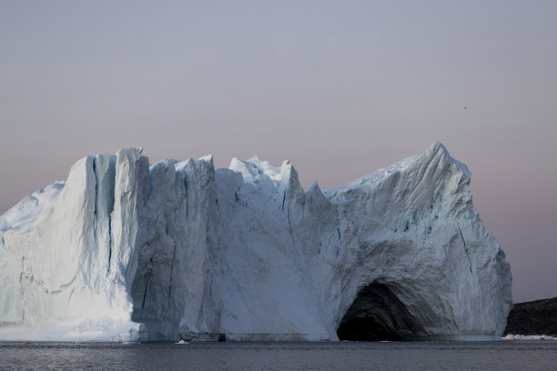 漂浮在海面上的冰山，纹理和颜色图片下载